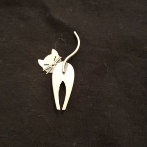 Metal cat brooch/pin